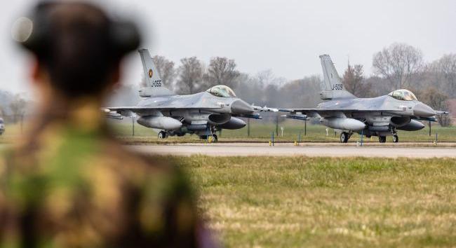 Megérkeztek az első szakemberek Ukrajnába, akik az F–16-ot tartják majd karban