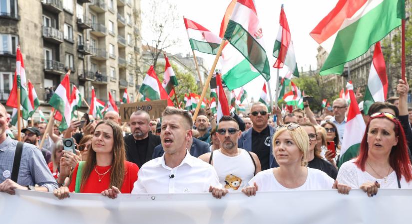 Magyar jobbról, populizmussal előzi Orbánt és a Fideszt
