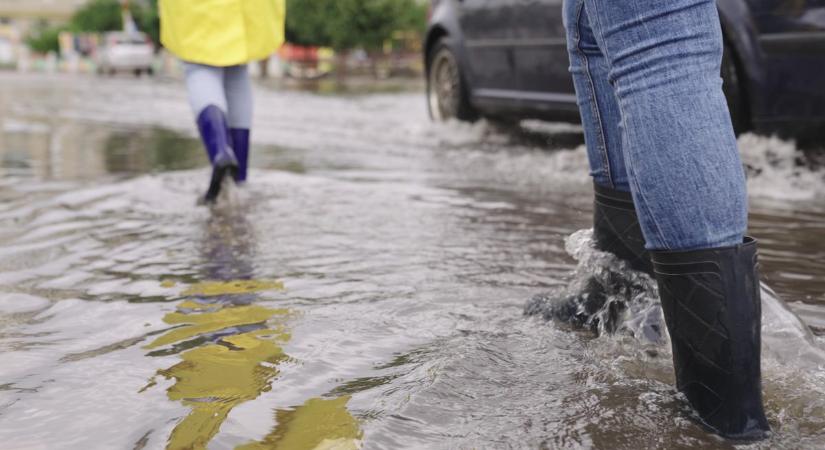 Özönvíz zúdult Tiszaföldvárra, bokáig jártak a vízben az emberek – videóval