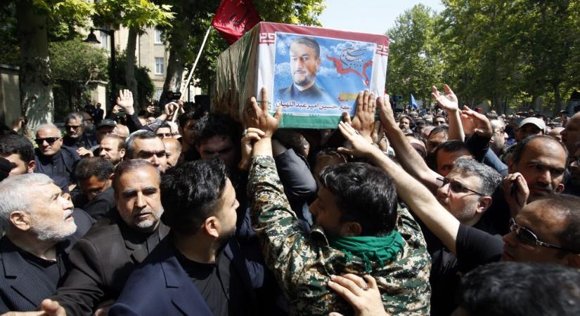 Százezres tömeg özönlött az utcákra a helikopterbalesetben elhunyt Ebrahim Raiszi temetésén