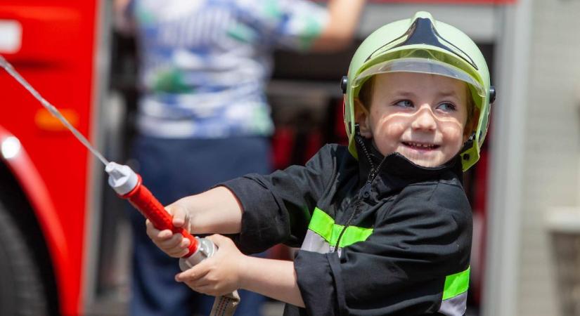 Nyitott szertárkapuk: tűzoltók bőrébe bújhatnak a nógrádi gyerekek