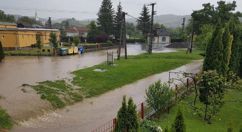 Hatalmas eső zúdult Mátranovákra, víz alá került a főút