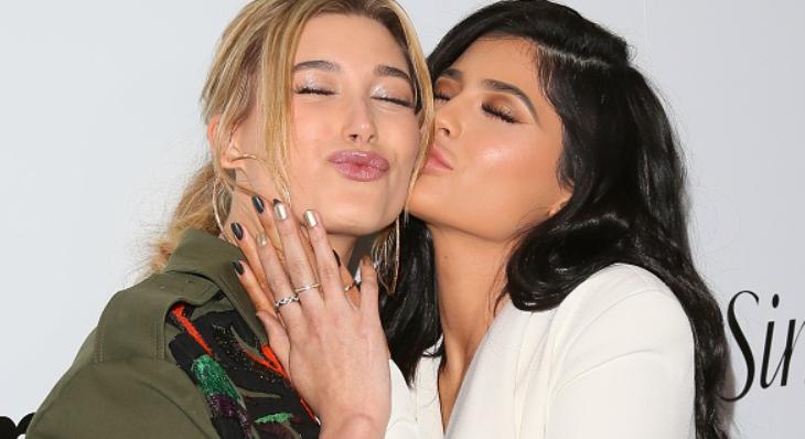 Kylie Jennertől kér tanácsot az anyává válással kapcsolatban Hailey Bieber