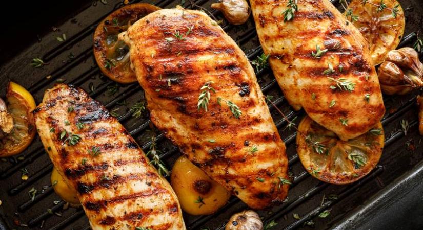 Szuperkönnyű csirkemell grillrácson sütve: a zöldfűszeres pác receptjét is megmutatjuk