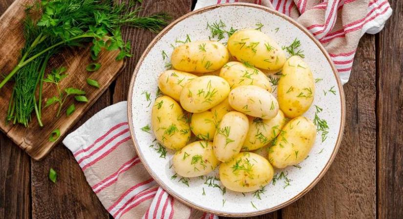 8 tavaszi recept újkrumpliból: az egytálételtől a köretig számtalan módon készítheted el