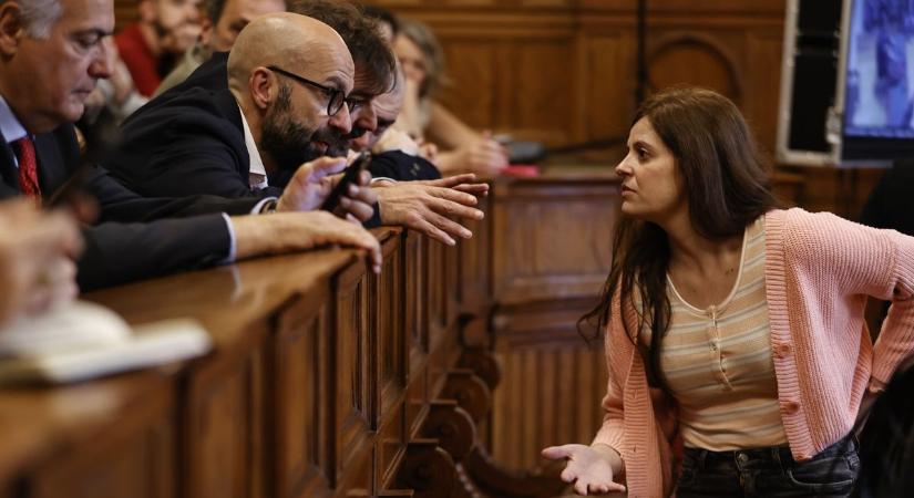 Így érkezett mai tárgyalására Ilaria Salis, már nincs bilincs a szélsőbaloldali aktivistán