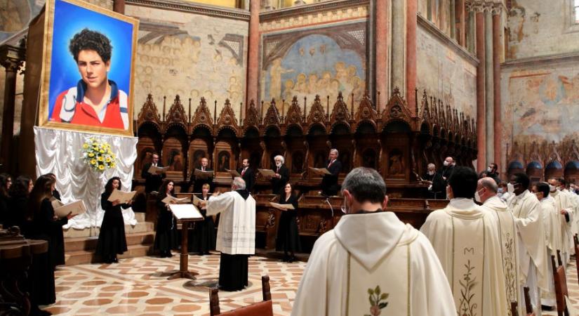 Y-generációs fiút avathat szenté a Vatikán