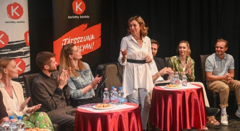 Nyáron két fesztivállal, ősszel bemutatókkal várja a közönséget a Karinthy Színház