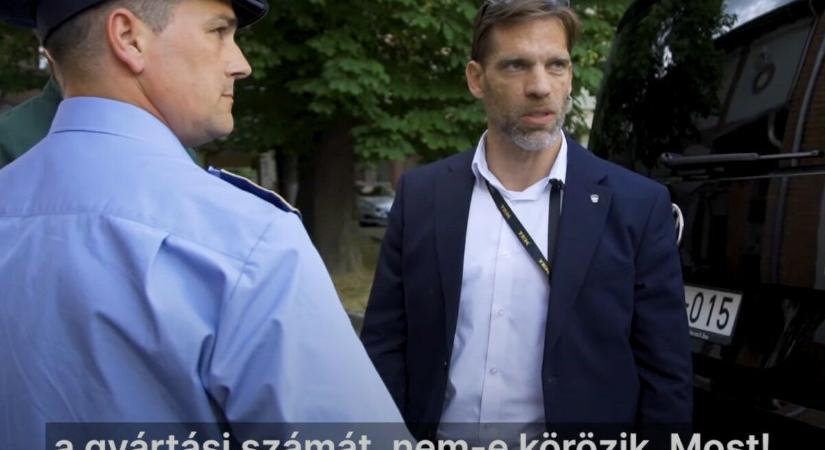 Kalocsán rendőrök vegzáltak újságírókat, hogy Szijjártó el tudjon menekülni a kérdések elől