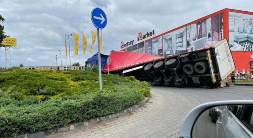Felborult egy kamion az érsekújvári körforgalomban