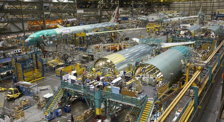Óriási veszélyre figyelmeztetnek: 300 Boeing 777-es robbanhat fel egy elektromos hiba miatt