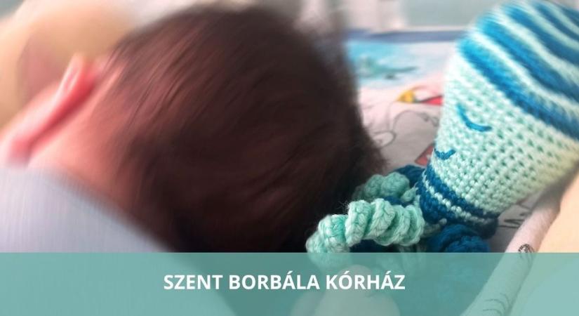 Újszülött kisfiút hagytak a tatabányai babamentő inkubátorban