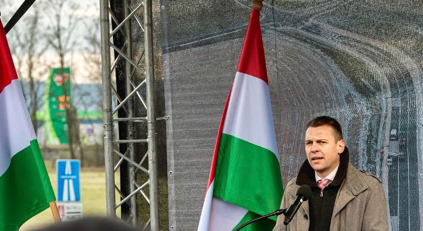 Fidesz kommunikációs igazgatója: „Kötelező sorkatonaság, figyelik, mi van itt az elmúlt napokban?”