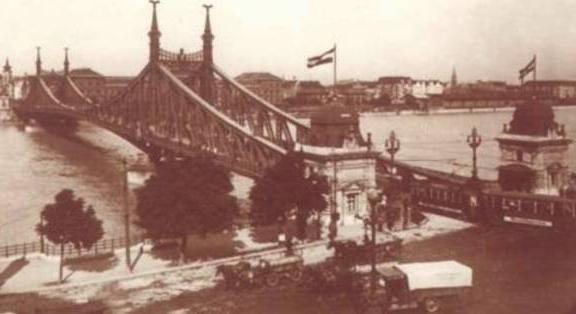 Pest-Buda hídtörténetéről nyílt kiállítás a Szabadság híd Vámszedőházában