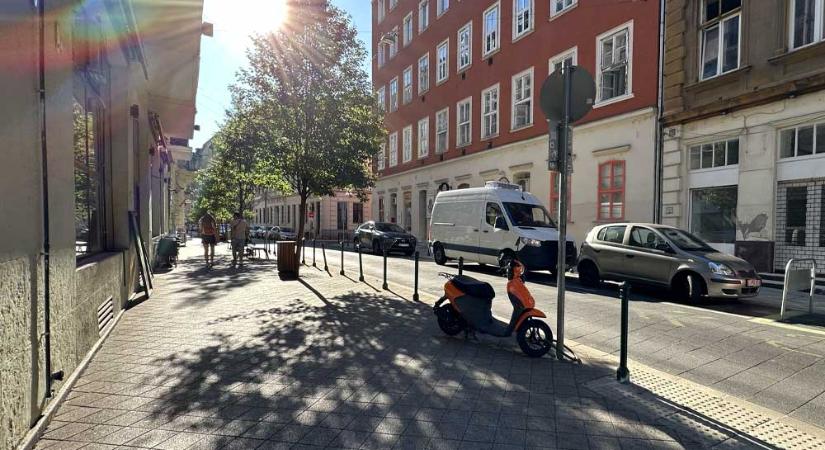 Parkolóhely-vita: A fideszes Sára Botond újra parkoló autókkal kitömött utcákat akar Józsefvárosban, Pikó András inkább a gyalogosokra, kismamákra és a bringásokra gondol