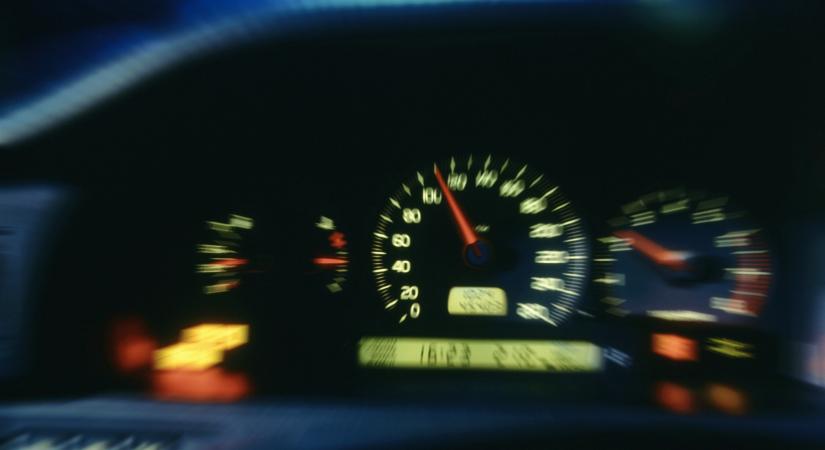 Így vennék el az autósok kedvét a gyorshajtástól