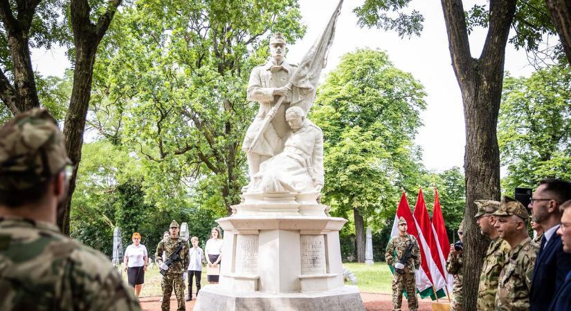 Fejet hajtottak a magyar hősök emléke előtt - galériával