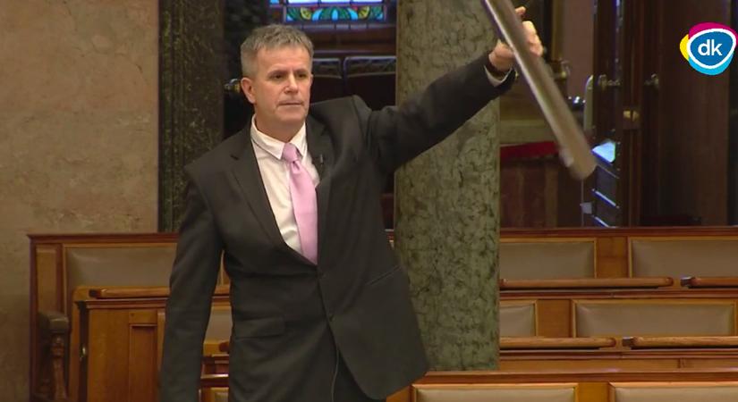 Varga Zoltán ereszcstornát vitt a parlamentbe Orbánéknak