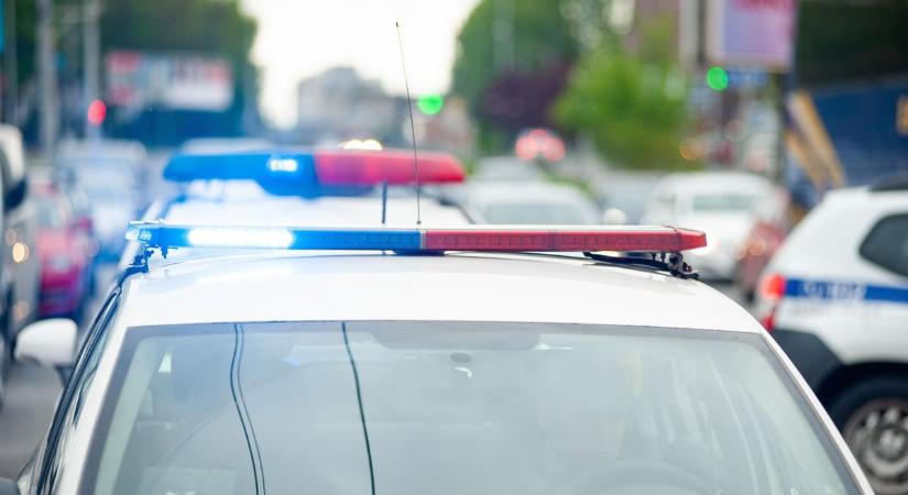 Több rendőrautó is kiérkezett a Komlói úton történt balesethez