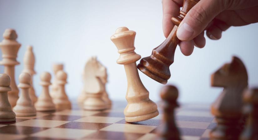 Szegedi és kirgiz sakkozó a két csoport élén