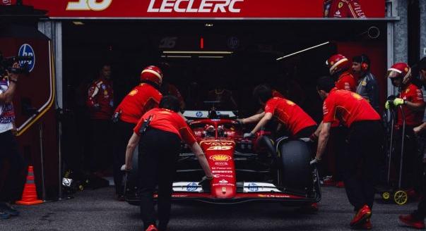 Leclerc-vezetés és Red Bull-kínok: pénteki F1-es hírek
