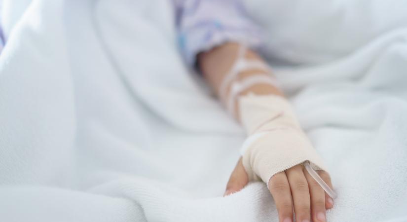 Kómába esett egy 10 éves kislány, miután az anyja bolhairtót permetezett a ruhájára