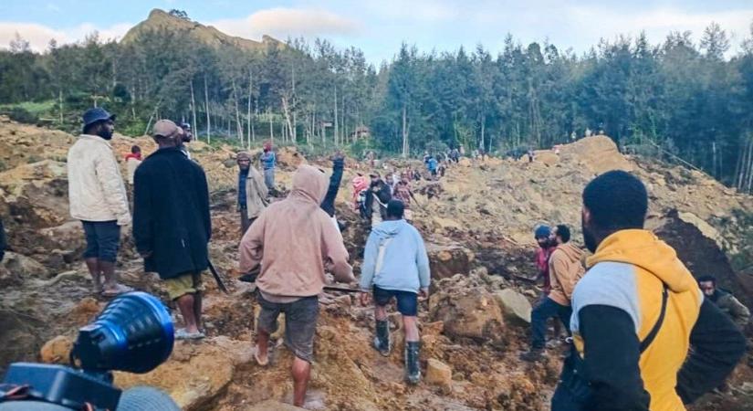 Drámai fotók a 300 embert maga alá temető földcsuszamlásról