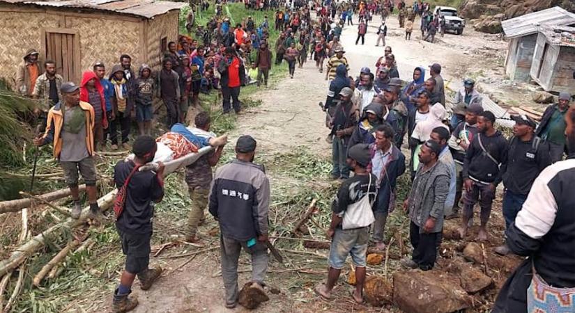 Több mint 300 embert temetett maga alá a földcsuszamlás Pápua Új-Guineán