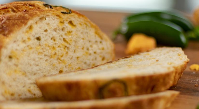 Szuper ropogós, cheddar sajtos kenyér: dagasztás nélkül készül