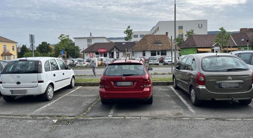 Fotókon a 6 eltűnt parkolóhely: pofátlanság vagy kényszermegoldás a vonalra állni? Szavazz!