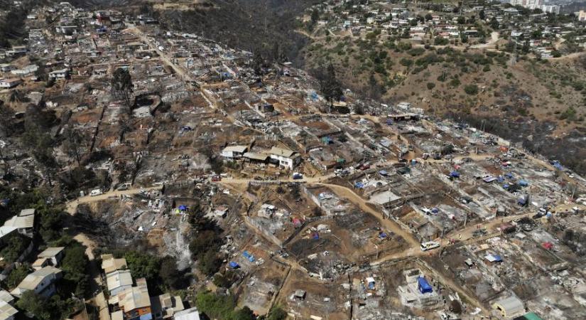 Szándékosan okozhatta egy tűzoltó és egy erdészeti tisztségviselő a 137 ember életét követelő chilei erdőtüzet