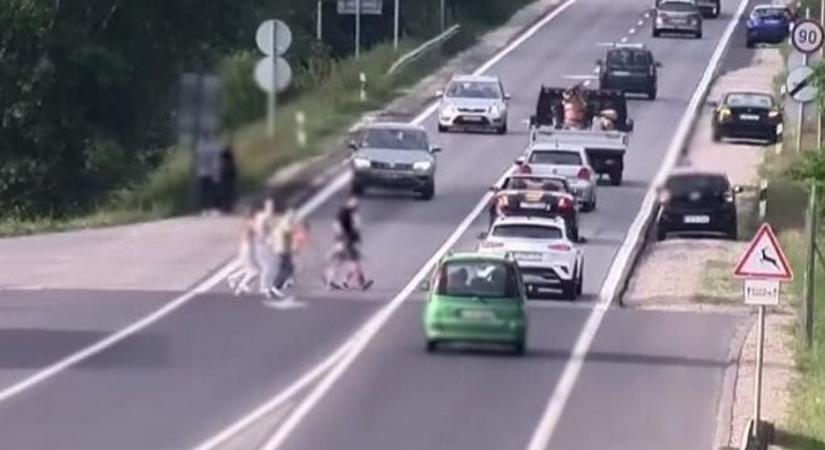 Elképesztő: emiatt rohangált az M2-es autóúton több család, életveszélyben voltak (videó)
