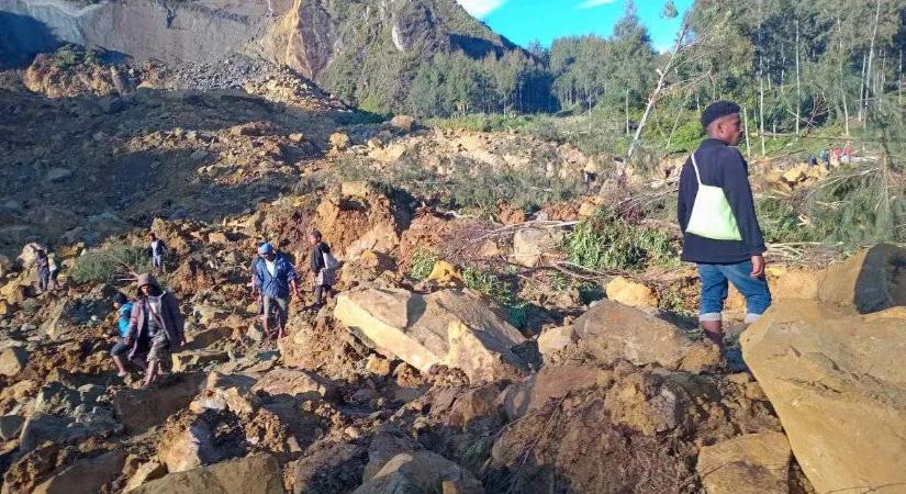 Több mint 300 embert temetett maga alá a földcsuszamlás Pápua-Új-Guineán