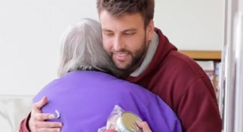 Egy fiatal srácon segített a hajléktalan Linda: amit cserébe adott, milliókat ríkat meg - Videó