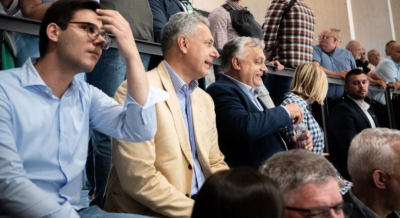 Orbán Viktor és Lázár János adta át az új mezőhegyesi sportcsarnokot