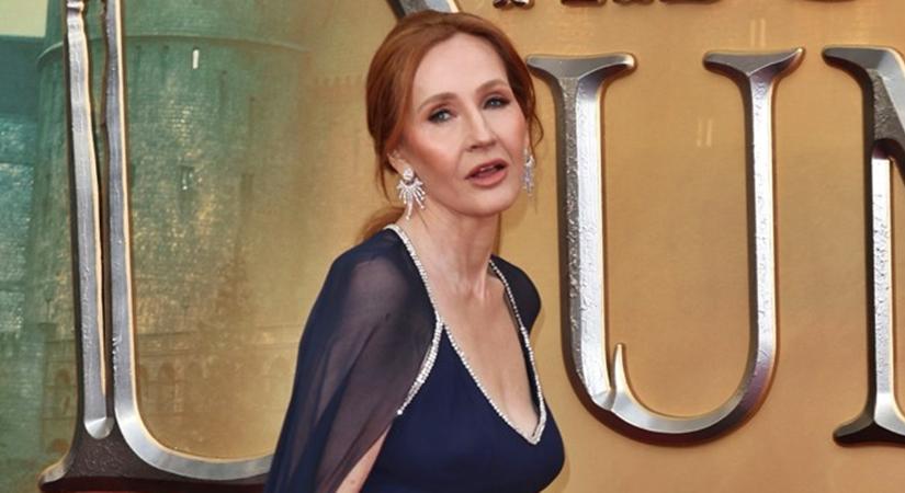 Le a kalappal! Az 58 éves J. K. Rowling 30 éves lánya, Jessica épp olyan meseszép, mint az anyukája