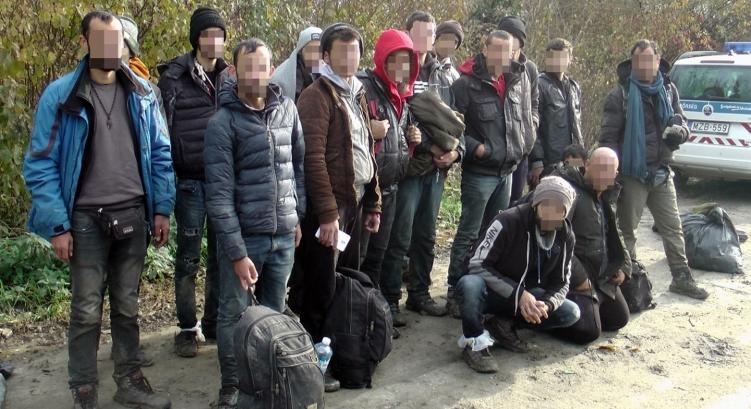 Több tucat szír migránst kapcsoltak le a rendőrök Mórahalomnál