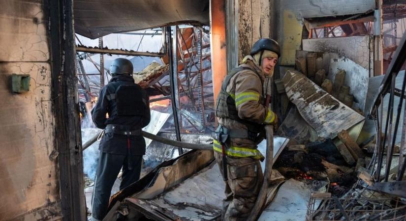 Az orosz-ukrán háború 823. napja – Egyre több áldozatot találnak a lebombázott barkácsáruház romjai alatt, tovább támadnak az oroszok
