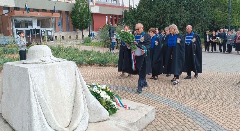 A magyar hősökre emlékeztek a kecskeméti II. világháborús emlékműnél – galériával