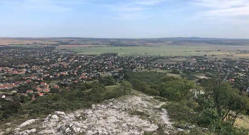 10 izgalmas túra a Vértesben – Kilátók, tanösvények, barlang- és várlátogatás
