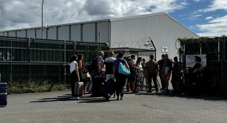 Megkezdődött az európaiak evakuálása Új-Kaledóniáról