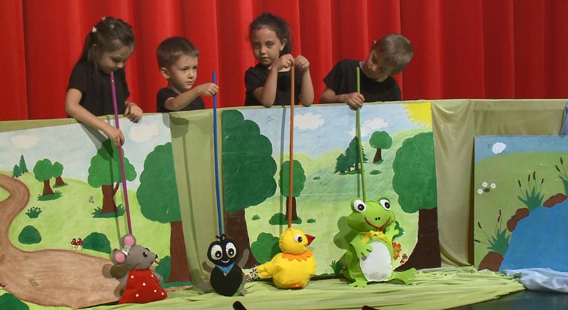 Művészektől kaptak segítséget a Debrecenben fellépő gyermekbábosok – fotókkal