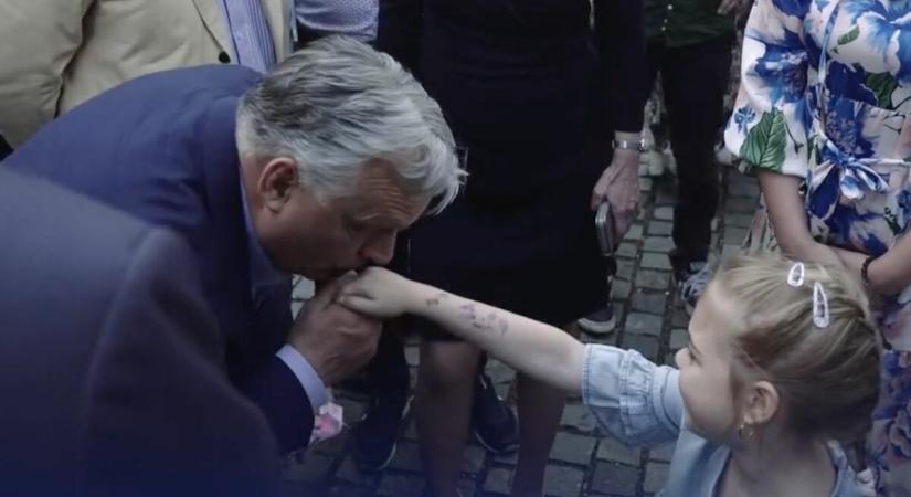 Kínos videó: hosszan babrált egy kislány kezével Orbán