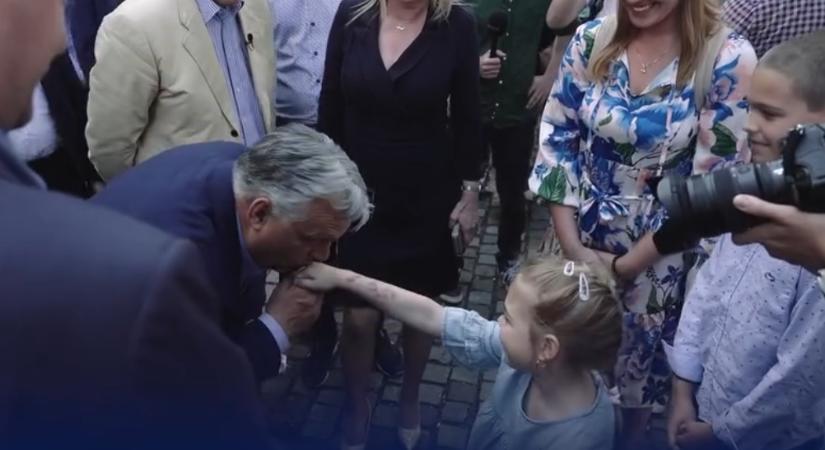Pfuj! Kislány kezét csókolgatta Orbán Viktor