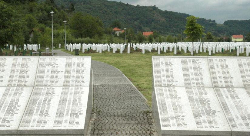 Szégyenfára kerül Magyarország neve a srebrenicai mészárlás emlékhelyén
