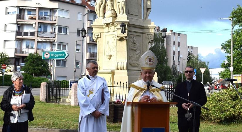 A kalocsai érsek végezte a felújított Szentháromság-szobor újraszentelését