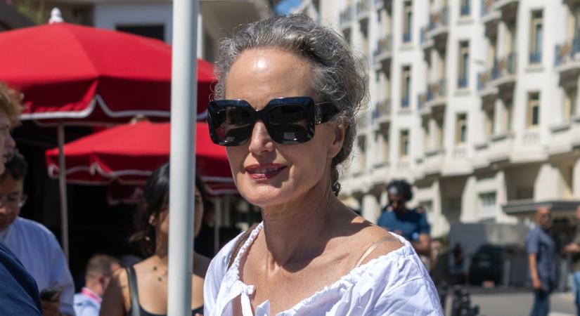 A hét szettje: a 66 éves Andie MacDowell a nyári szezon kedvenc nadrágját viselte Cannes-ban