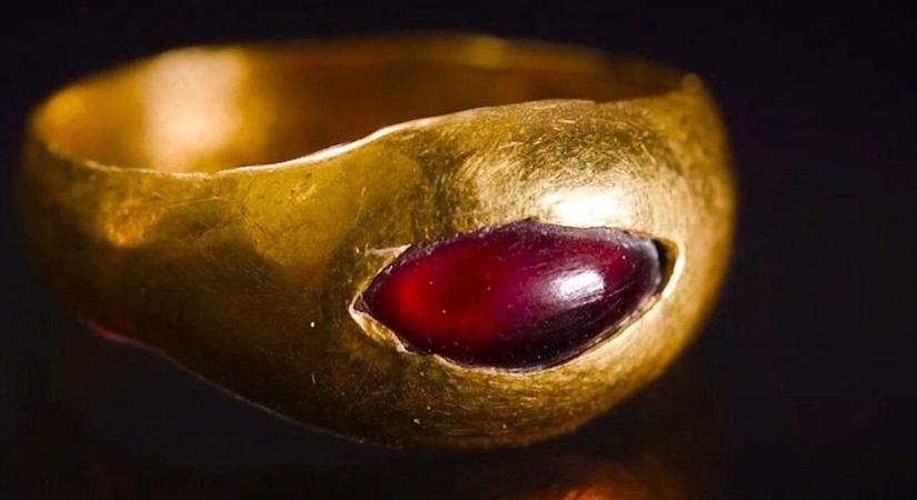 Gránátkővel díszített 2300 éves aranygyűrűt találtak Jeruzsálemben