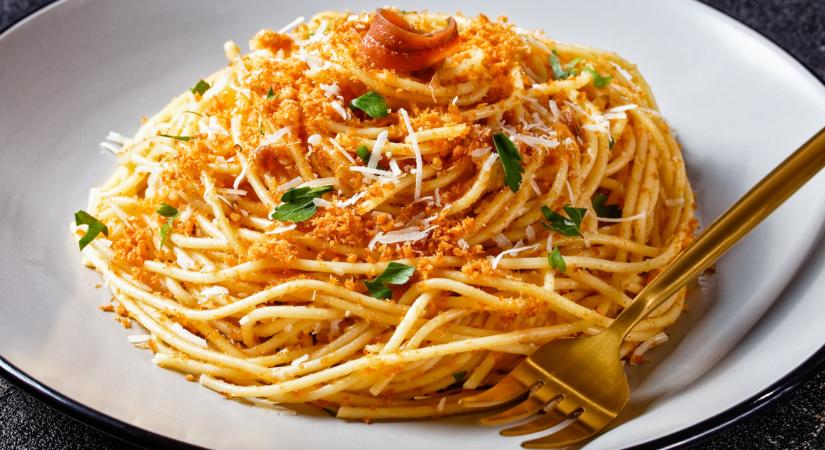 Isteni fokhagymás spagetti ropogós morzsával: pillanatok alatt kész