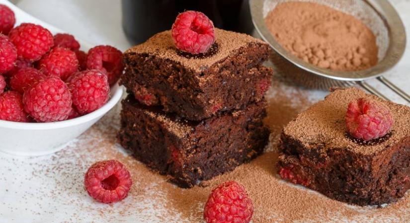 Csupa csokis málnás brownie 10 perc munkával: a legjobb, ami a friss gyümölccsel történhet